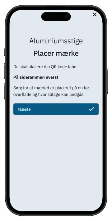 Placering af QR-kode-mærkat på stigens sideramme vist i TrackTool-appen